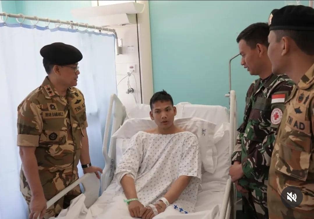 Kala Komandan Pasukan Perdamaian Jenguk Anggota TNI yang Terluka