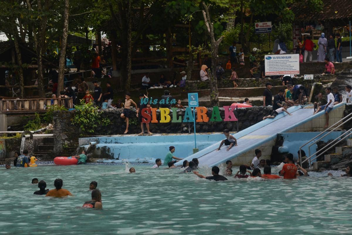 Pengunjung bermain air di kolam Umbul Siblarak, Sidowayah, Polanharjo, Klaten, Jawa Tengah. (ANTARA FOTO/Aloysius Jarot Nugroho)