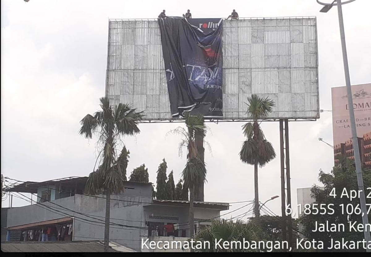 Dianggap Buat Resah Warga, Sebuah Iklan Film Horor di Jakarta Ditertibkan