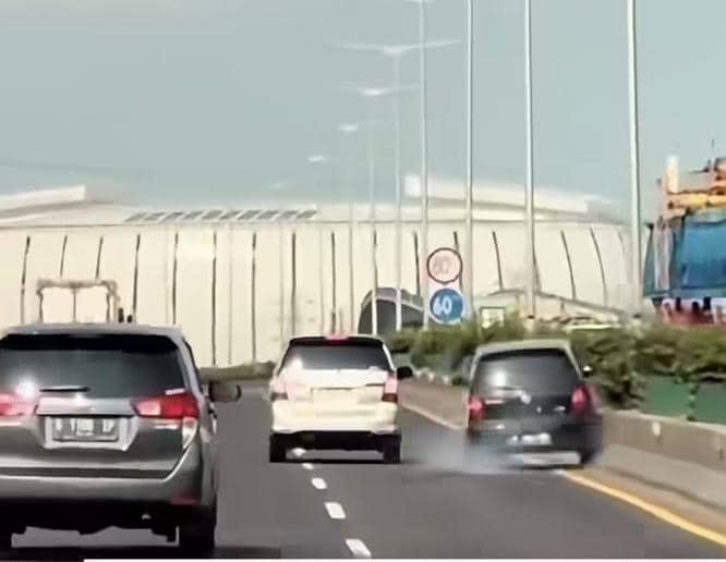 Viral Mobil Livina dan Innova Saling Senggol di Tol Tanjung Priok