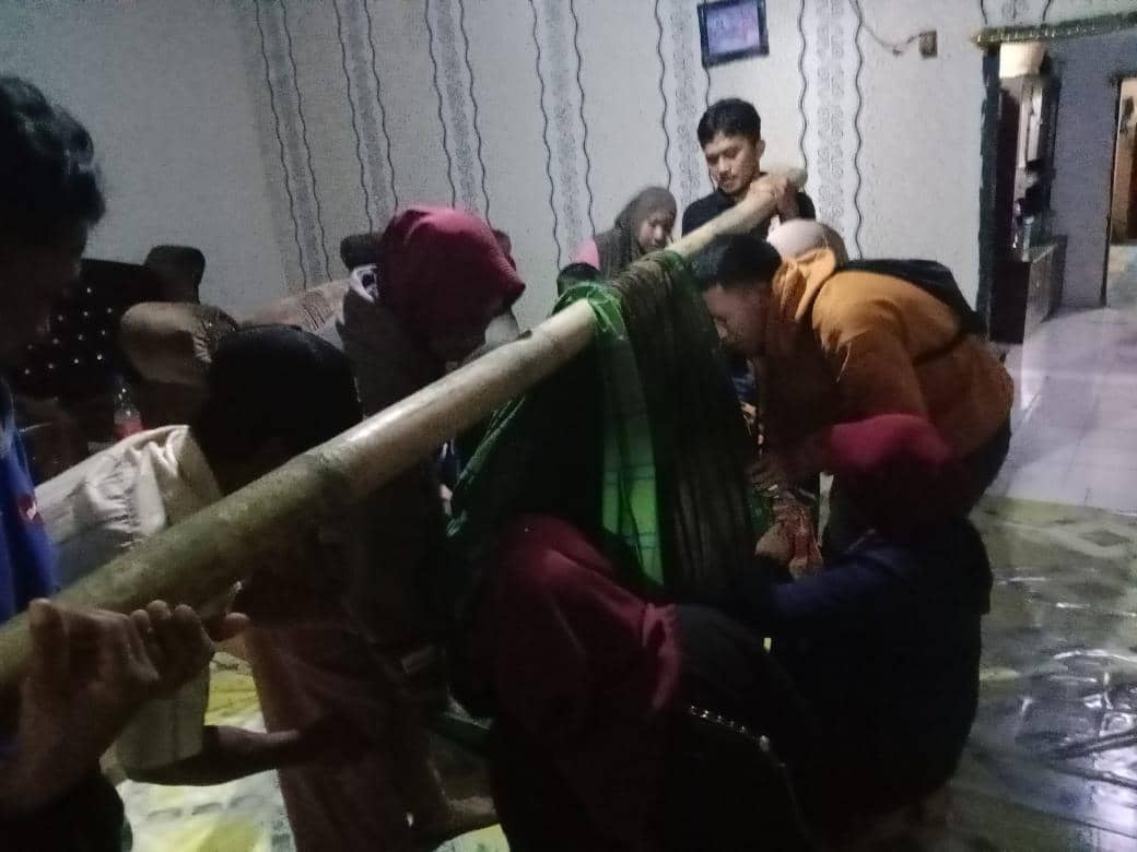 Miris! Ibu Muda di Sinjai Ditandu 2 Km ke Puskesmas karena Jalan Rusak