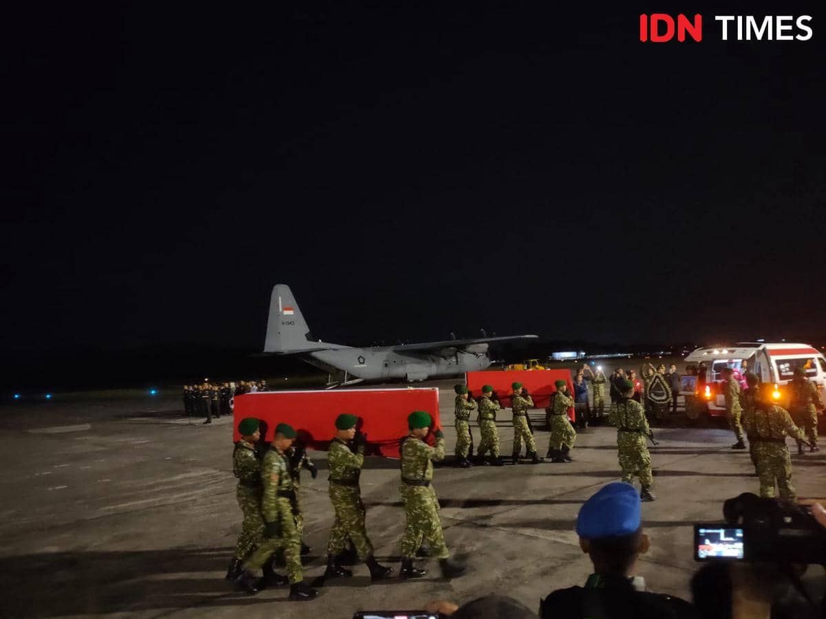 Jenazah Kopda anumerta Farizal Rhomadhon yang gugur sebagai pasukan perdamaian PBB di Lebanon (UNIFIL) tiba di Bandara Adisutjipto, Sabtu (4/4/2026) malam.