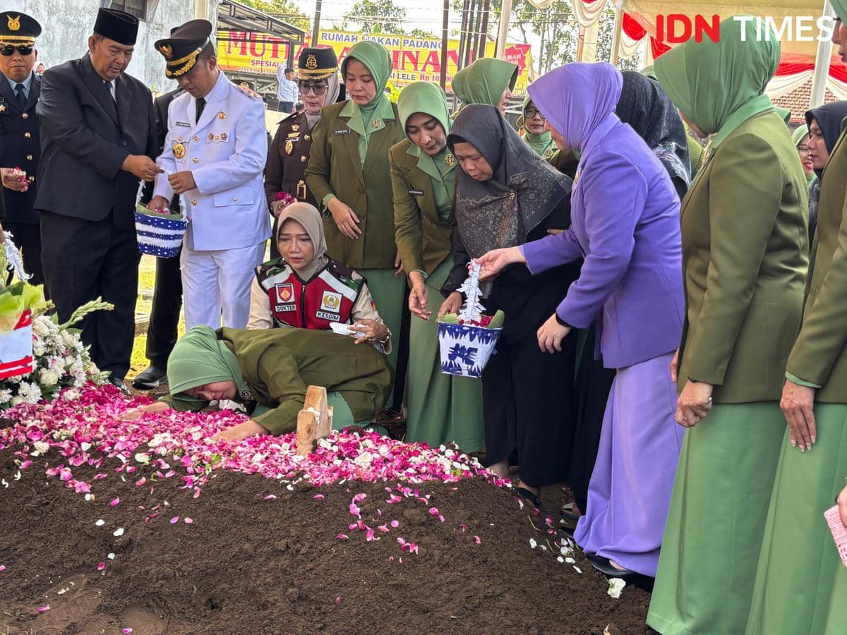Istri Kopda Farizal Bersimpuh dan Memeluk Makam Suami