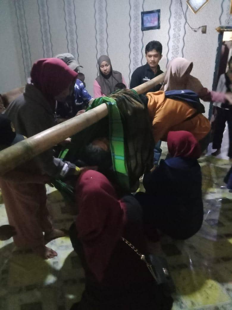 Warga menandi Ramlah (22) sejauh kurang lebih 2 kilometer demi mendapatkan perawatan medis akibat keterbatasan akses jalan di Dusun Tonrong, Desa Terasa, Kecamatan Sinjai Barat, Kabupaten Sinjai, Sulawesi Selatan (Sulsel), Sabtu (4/4/2026). Dok. Istimewa