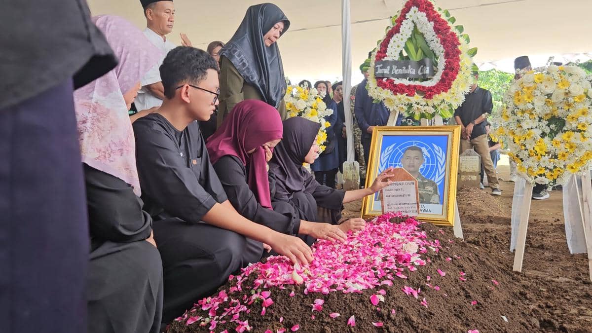 Suasana Haru Iringi Pemakaman Serka Ichwan di Magelang, Istri Menangis di Pusara