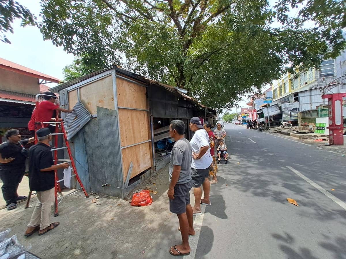 Berdiri 5 Tahun di Atas Drainase, Tiga Lapak PKL di Tallo Dibongkar