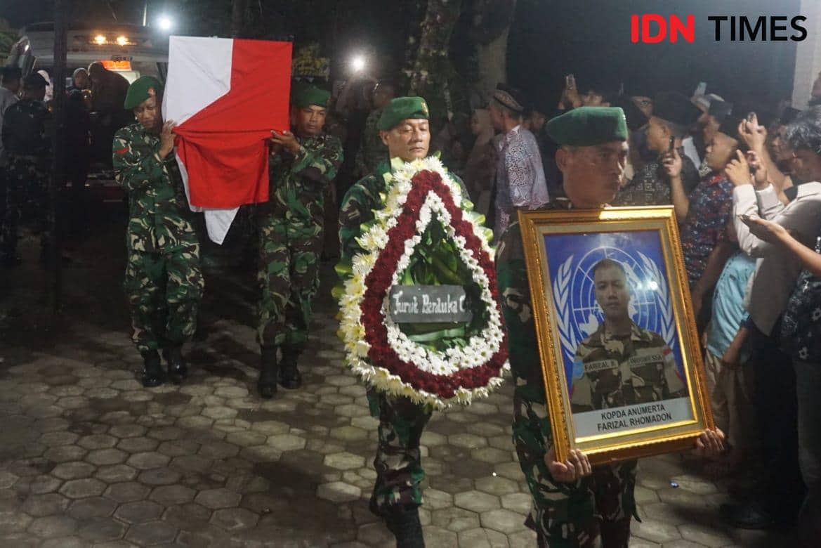 Tangis Istri Sambut Jenazah Kopda Farizal saat Tiba di Rumah Duka