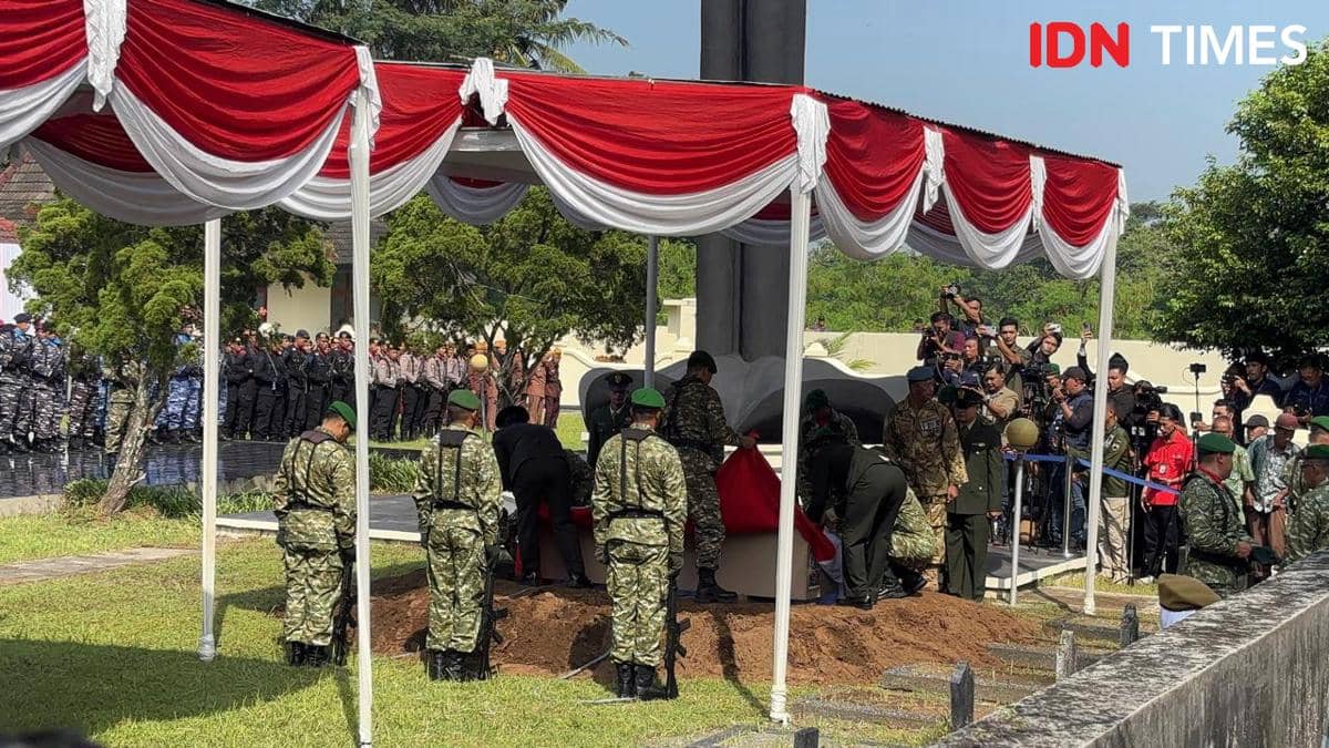Momen Pemakaman Militer Kopda Farizal di TMP Giripeni Kulon Progo