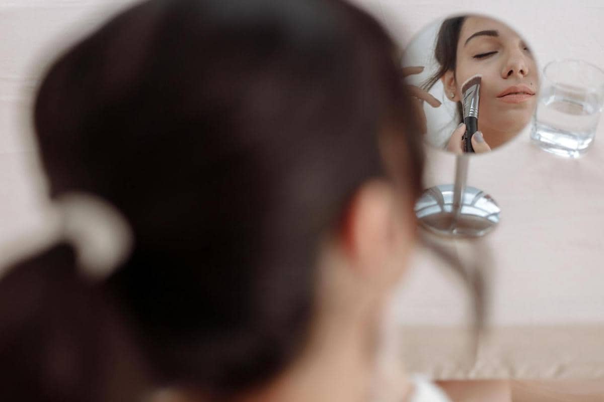 6 Cara Mengatasi Makeup yang Terlihat Kusam di Siang Hari, Pernah?