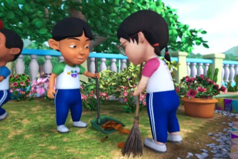 momen sekilas ketika Mail dan Mei Mei saling membantu di taman sekolah