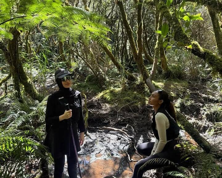 Novia Bachmid mendaki Gunung Klabat