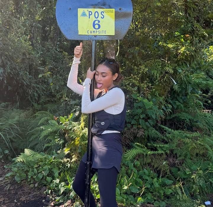 Novia Bachmid mendaki Gunung Klabat