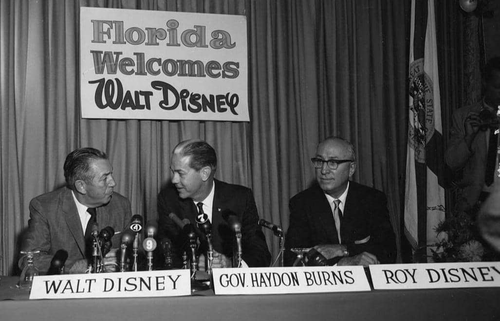 Roy dan Walt Disney bersama Gubernur Florida Haydon Burns pada konferensi pers, AS, 1965.