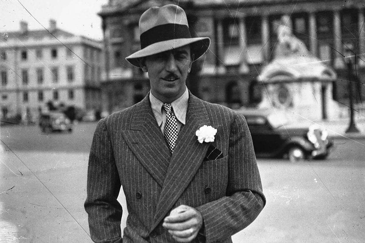 Walt Disney pada tahun 1935 di Place de la Concorde di depan Hôtel de Crillon