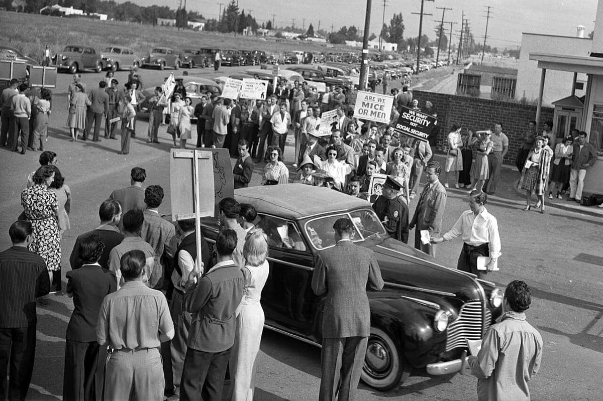 Para seniman yang mogok kerja dari studio film Disney berpawai di dekat pintu masuk di Los Angeles.