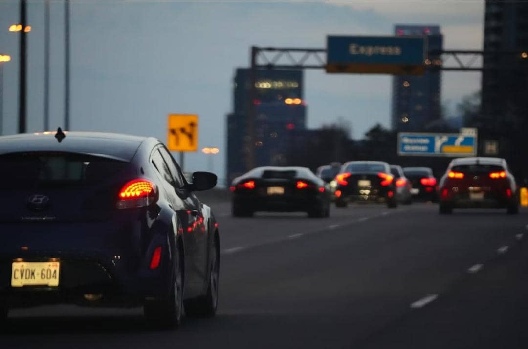 5 Tips Berkendara Aman di Jalan Berlubang untuk Cegah Kerusakan Mobil