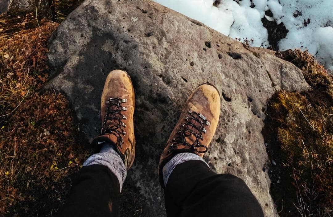 ilustrasi sepatu gunung