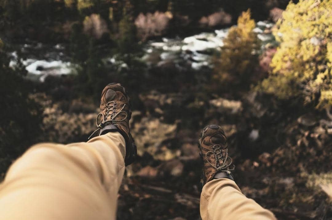 ilustrasi sepatu gunung