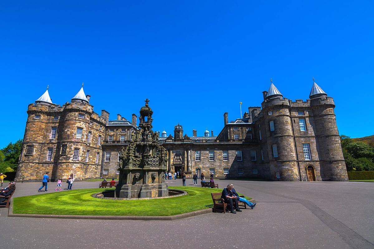 Istana Holyrood, kediaman resmi kerajaan Inggris di Skotlandia, yang terletak di ujung Royal Mile di Edinburgh.