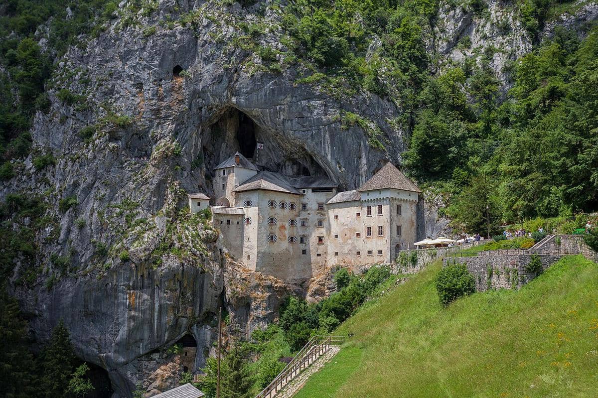 5 Fakta Dibalik Predjama Castle, Benteng Abadi di Tebing