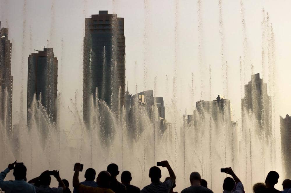 ilustrasi sekelompok turis di Dubai Fountain