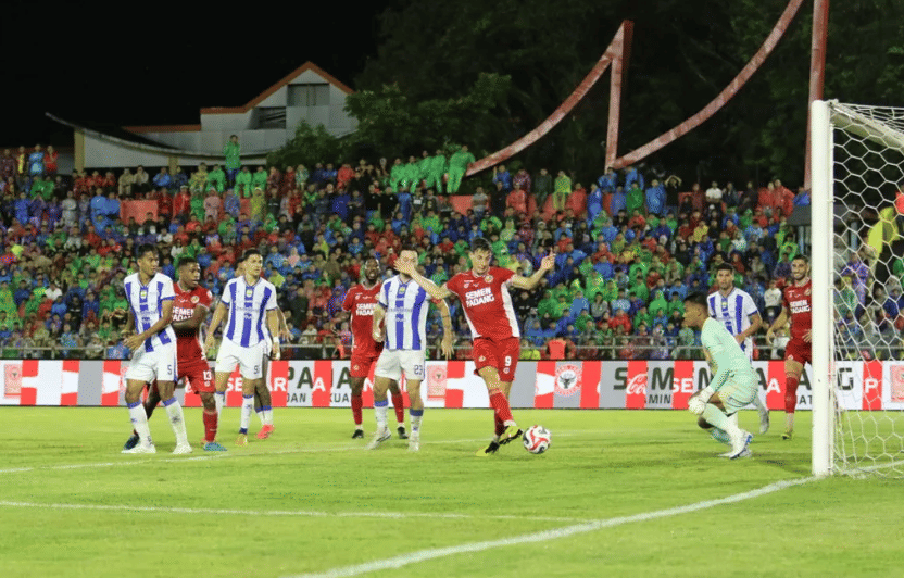 Aksi Guillermo Fernandez mencoba membobol gawang Persib Bandung terjadi dalam laga pekan ke-26 BRI Super League 2025/2026 yang digelar di Stadion Haji Agus Salim, Padang, Minggu (5/4/2026) malam