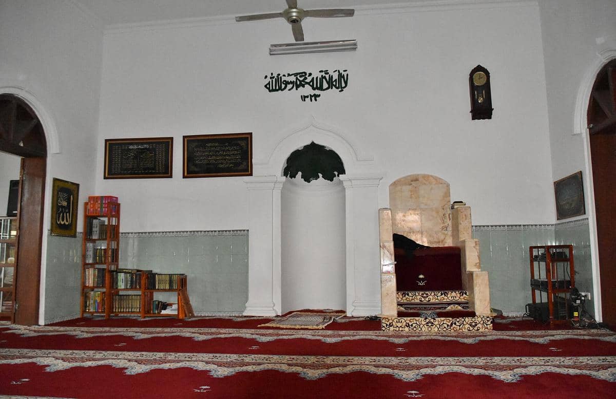 potret aula salat dan mihrab di dalam Masjid Al-Noor