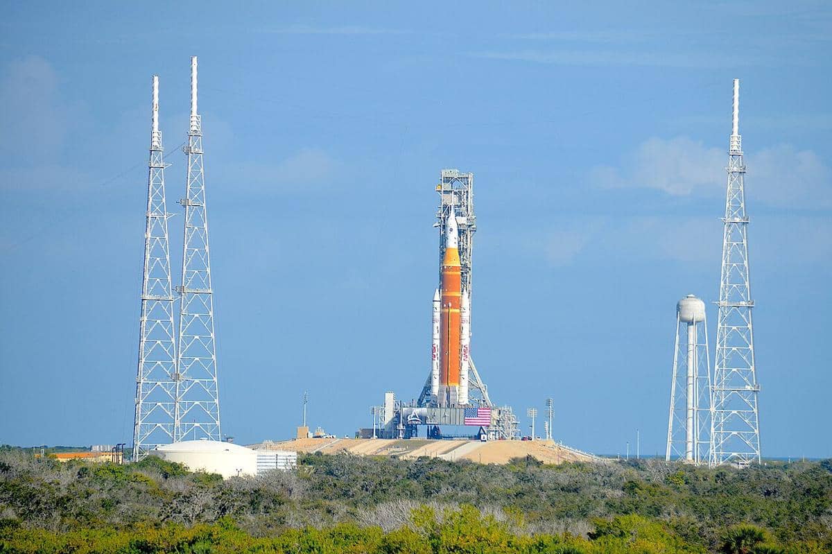 Roket Space Launch System (SLS) NASA dan pesawat ruang angkasa Orion di Landasan Peluncuran 39B di Pusat Luar Angkasa Kennedy di Florida. 