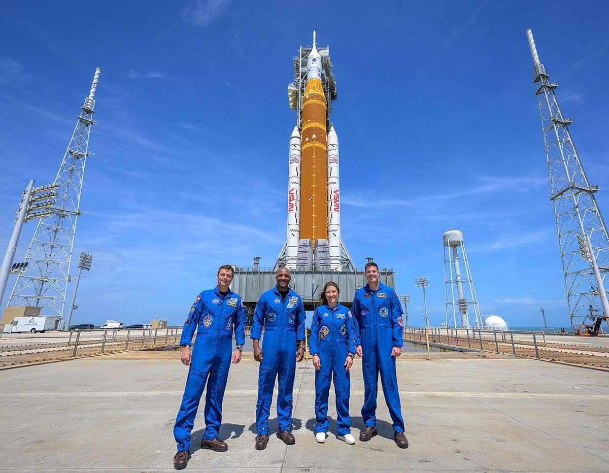 Potret resmi keempat astronaut untuk misi Artemis II NASA ke Bulan, yang menampilkan anggota kru Reid Wiseman, Victor Glover, Christina Koch, dan Jeremy Hansen.