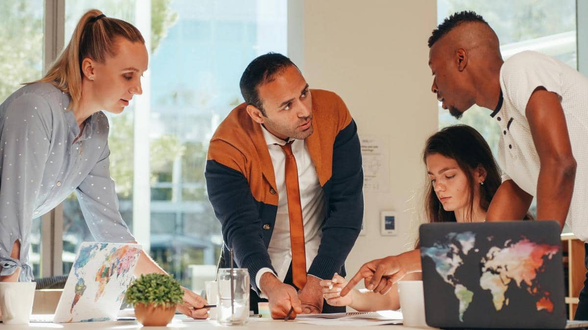 Bukan Cuek, Ini Bedanya Stoik dan Tidak Peduli di Kantor