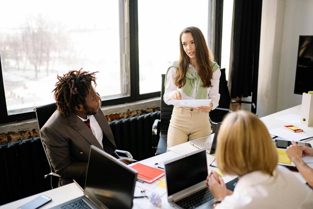 ilustrasi rekan kerja yang menyebalkan