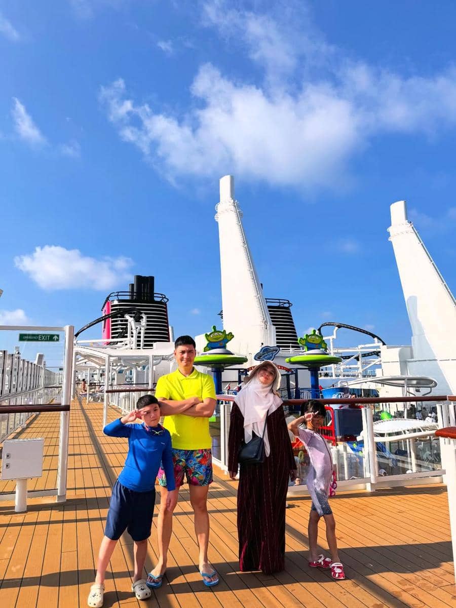 Nycta Gina dan keluarga liburan