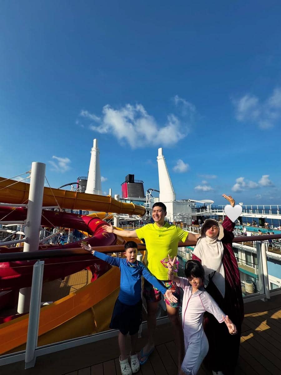 Nycta Gina dan keluarga liburan