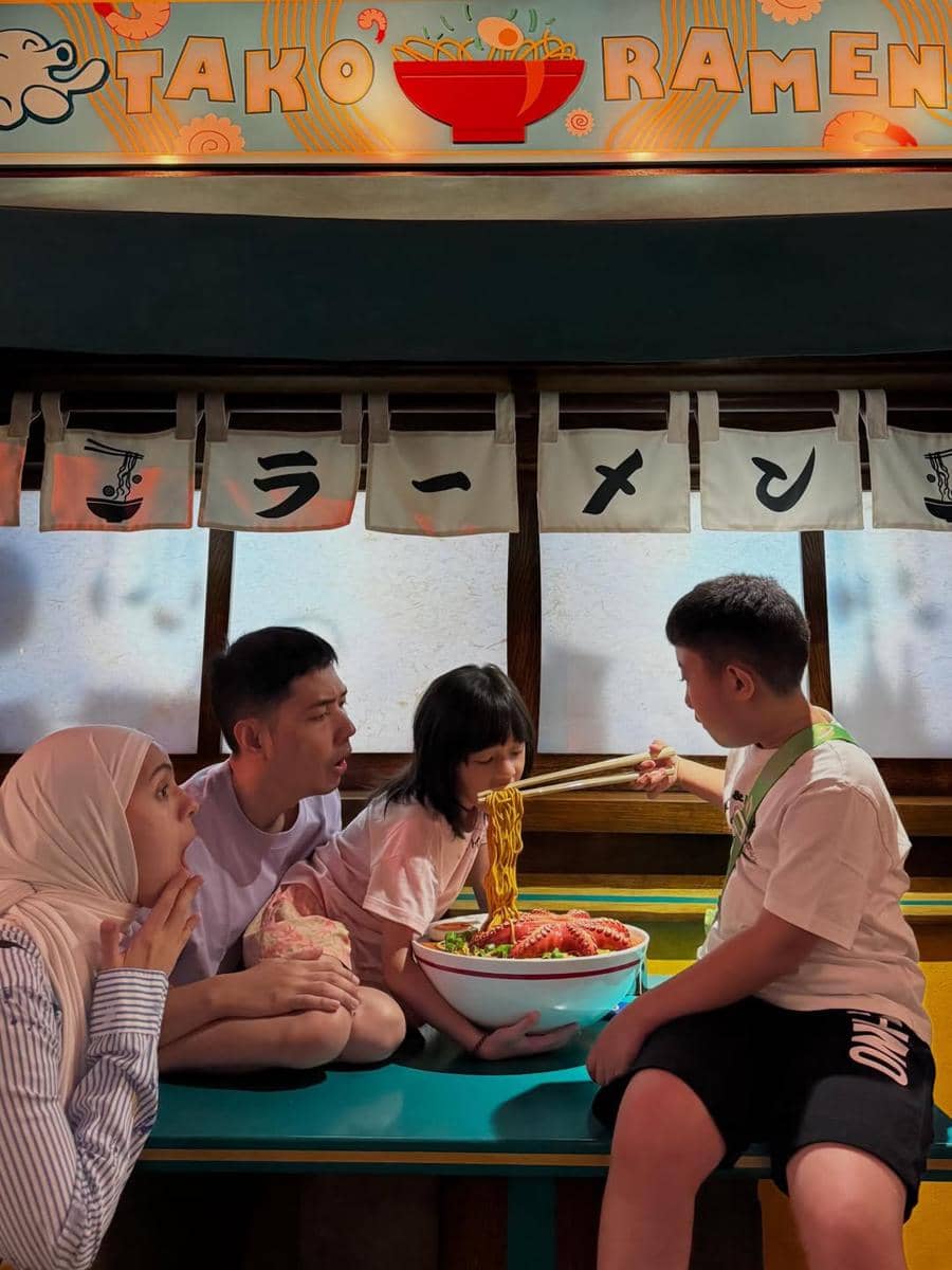 Nycta Gina dan keluarga liburan