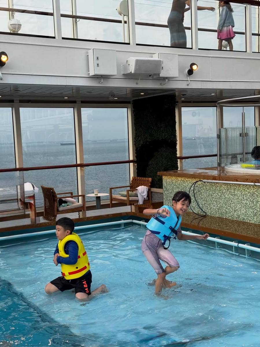 Nycta Gina dan keluarga liburan