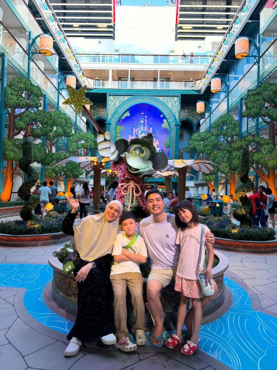 Nycta Gina dan keluarga liburan