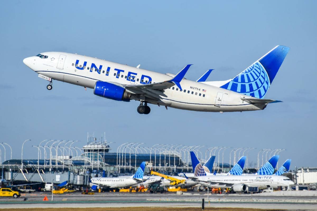 United Airlines Naikkan Biaya Bagasi Rute Domestik dan Internasional