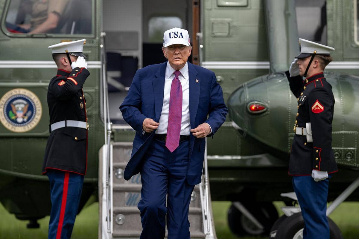 Donald Trump baru turun dari helikopter.