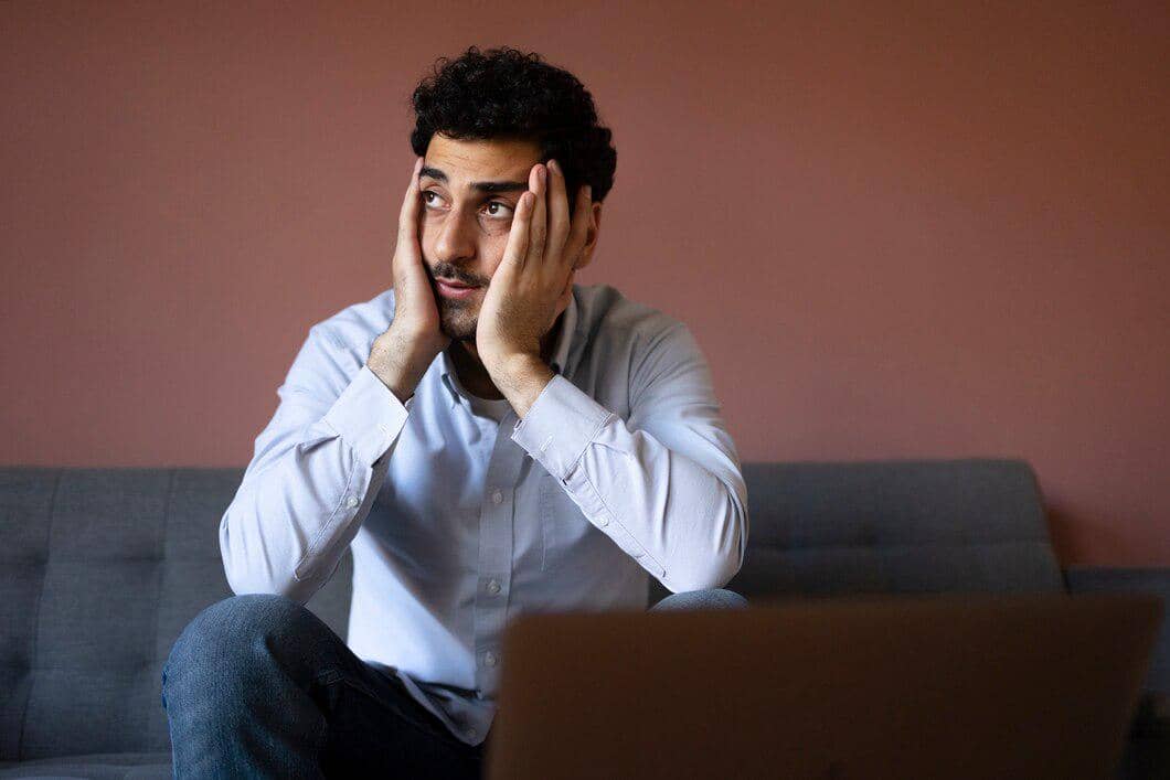 ilustrasi pria yang sulit melepaskan kenangan masa lalu
