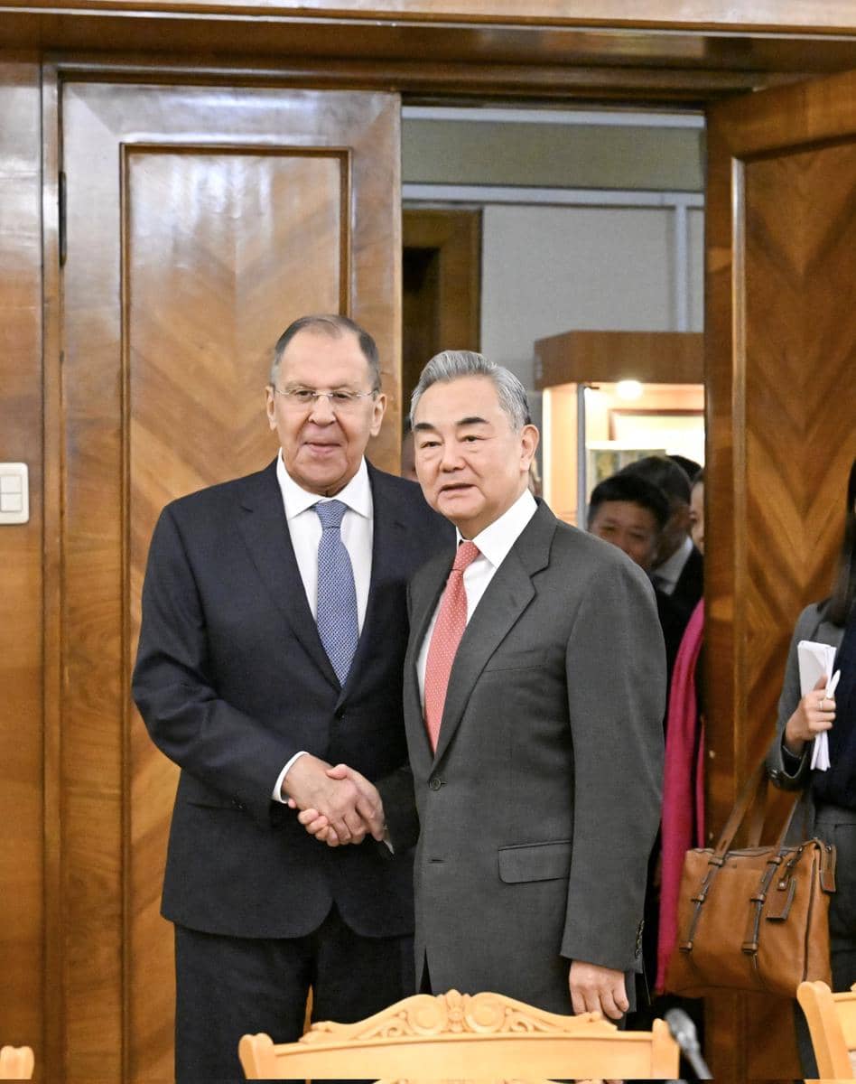 Menteri Luar Negeri China Wang Yi (kanan) bertemu dengan Menteri Luar Negeri Rusia Sergei Lavrov di Moskow, pada 2 Desember 2025. (x.com/SpoxCHN_LinJian)