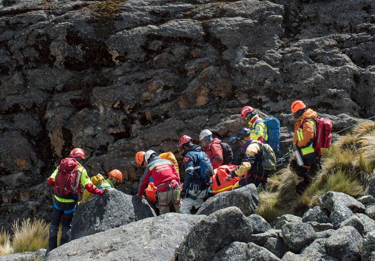 Petugas penyelamat sedang mengevakuasi korban.