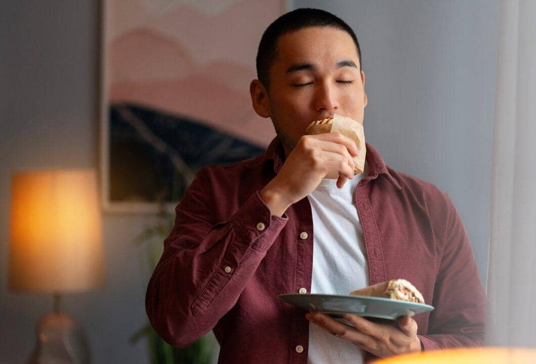 ilustrasi pria makan ketika proses bulking
