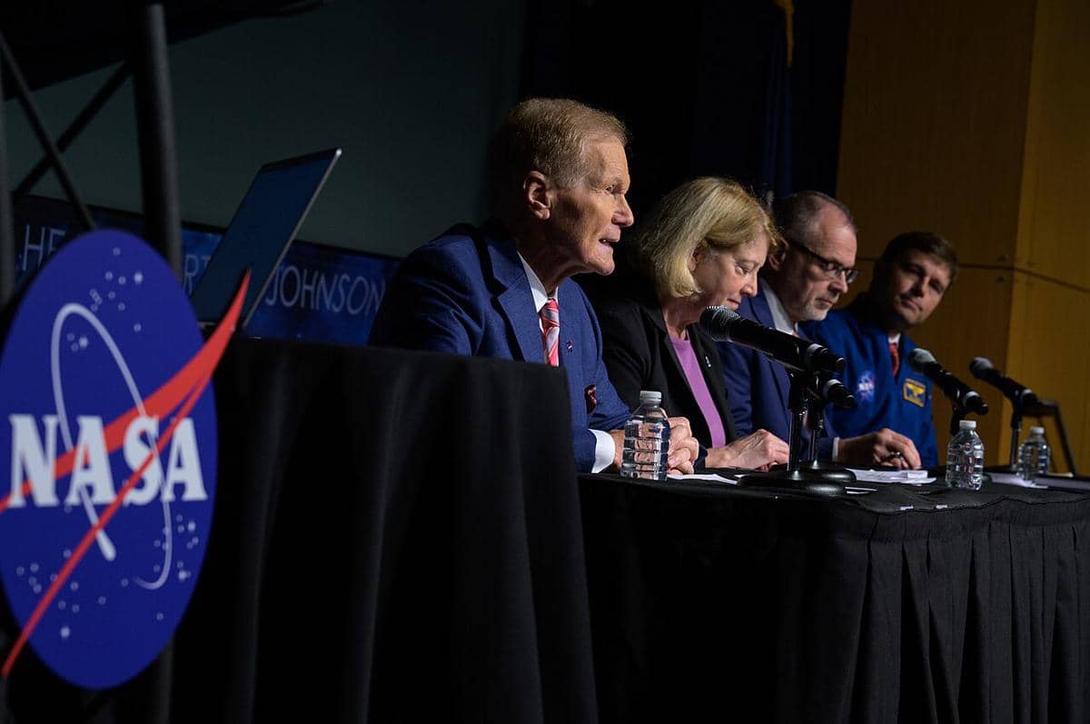 Administrator NASA Bill Nelson dan pejabat lainnya membahas misi Artemis II dan eksplorasi bulan di masa depan selama konferensi pers pada April 2026. 