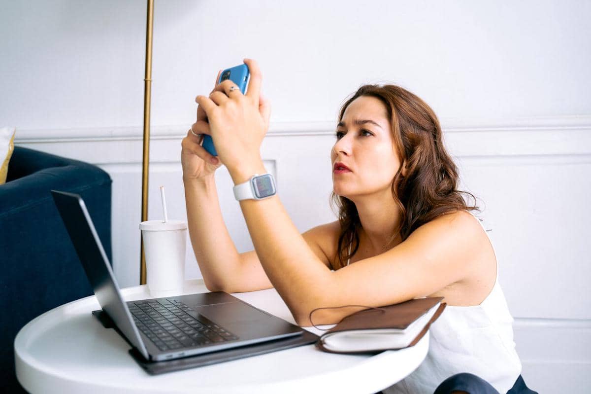 ilustrasi doomscrolling