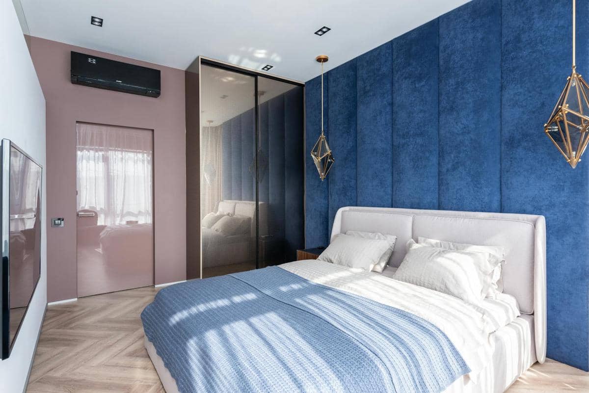 ilustrasi kamar dengan cat warna navy blue