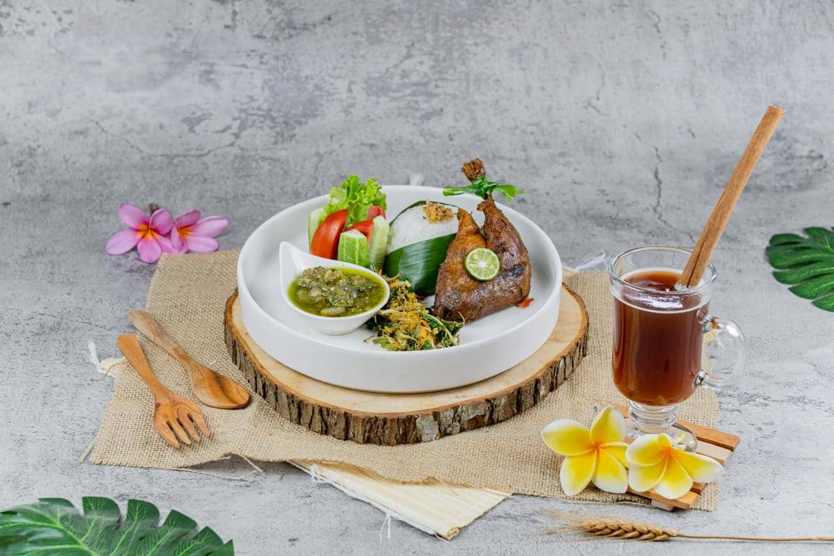 Ilustrasi Waroeng Cak Nari dengan hidangan khas di meja sederhana.