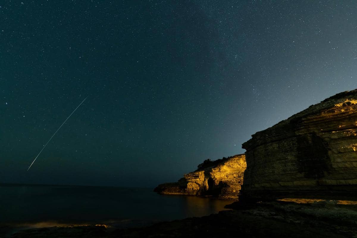 5 Fakta Mengejutkan Hujan Meteor Pi Puppid, Bisa Muncul Saat Senja!