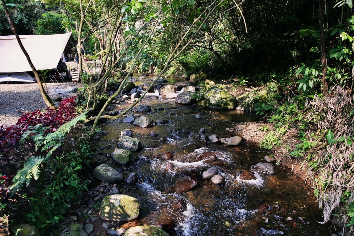 Ilustrasi Andhap Asor dengan nuansa tempo dulu di pinggir sungai yang tenang.