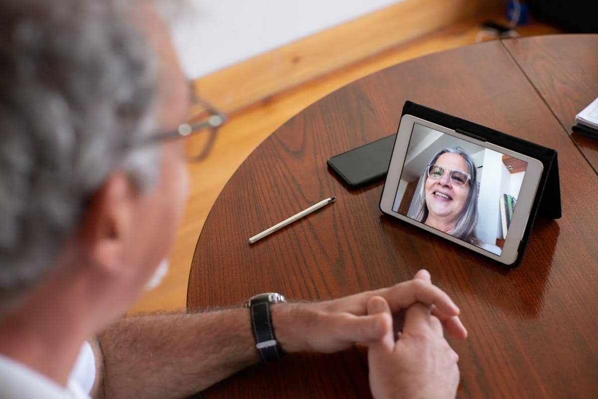 ilustrasi video call bersama pasangan