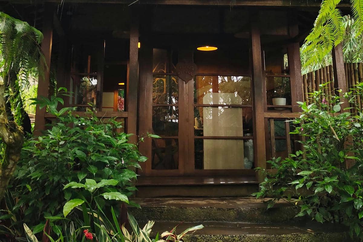 Ilustrasi Kedai Pipir Lepen di tepi Sungai Brantas dengan suasana asri.